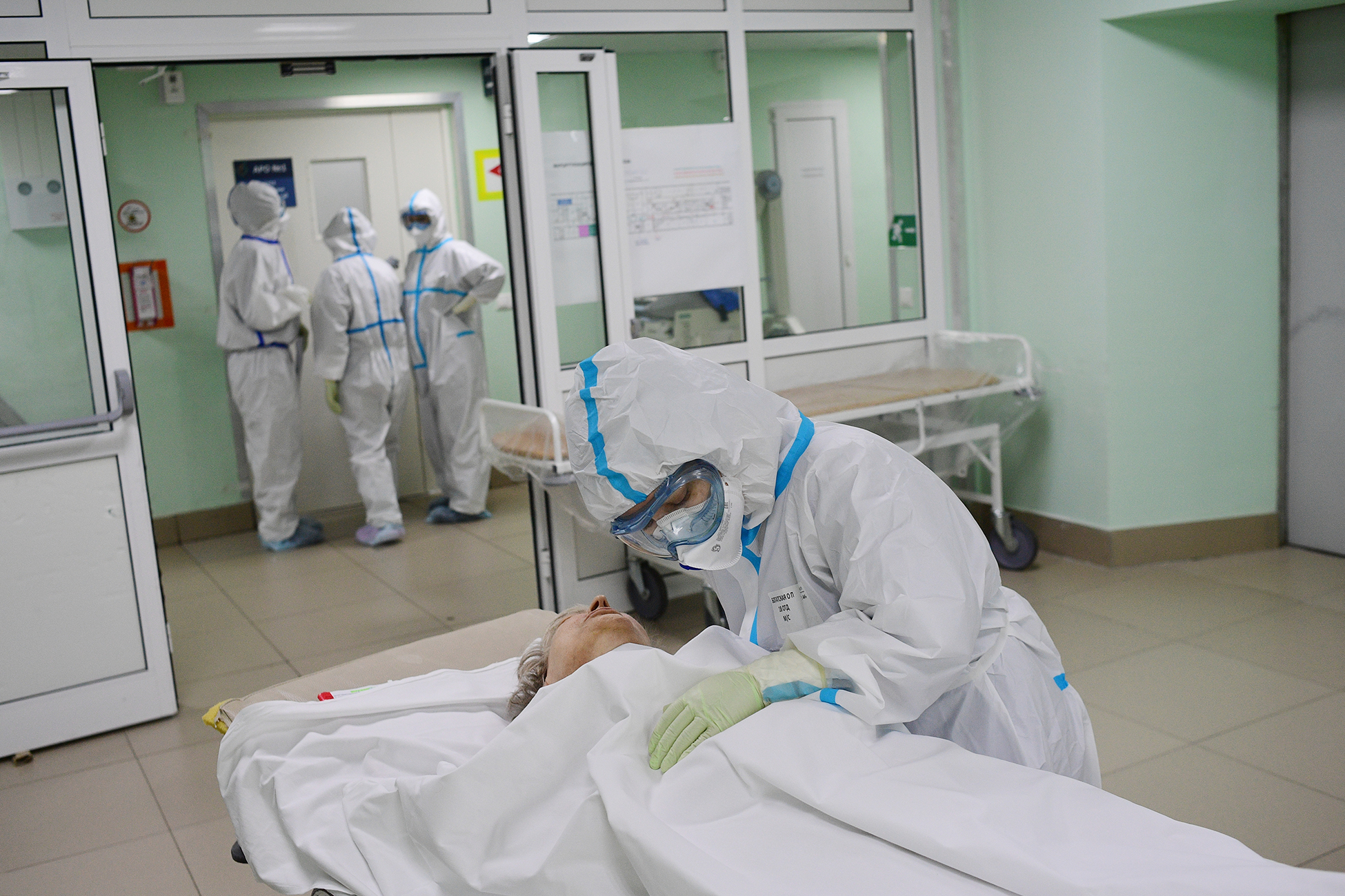 Коронавирус умер человек в россии. Врачи в больнице Россия.