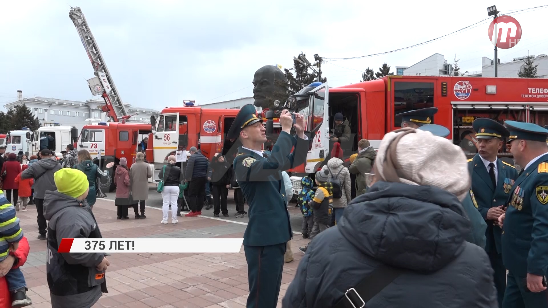 Пожарные устроили шоу на площади Советов