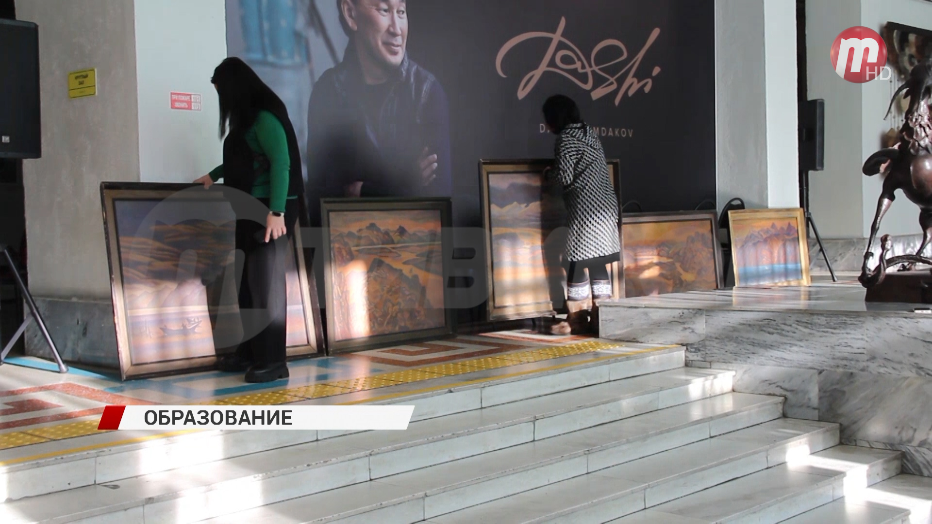 Улан-удэнская гостиница подарила музею 11 полотен бурятских художников