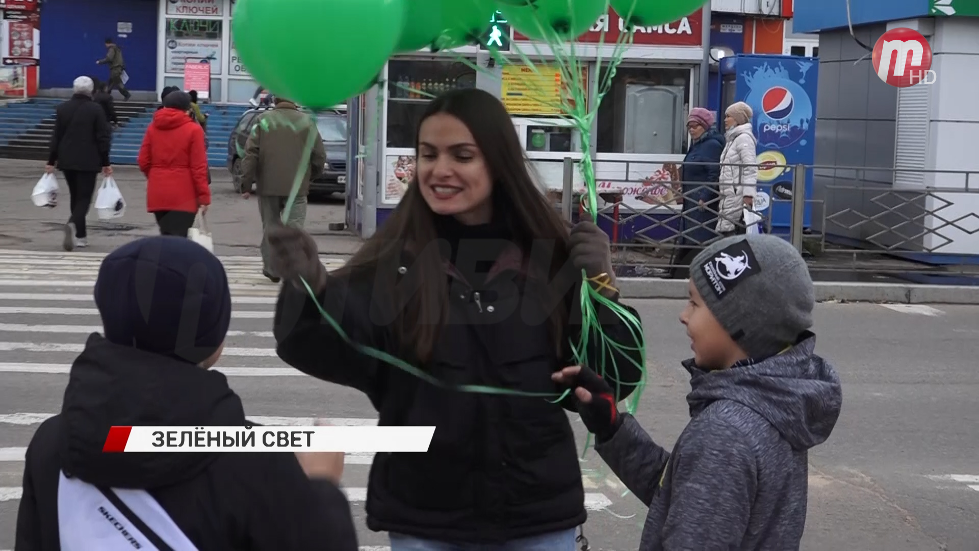В Улан-Удэ сотрудники ГИБДД устроили раздачу воздушных шаров для пешеходов
